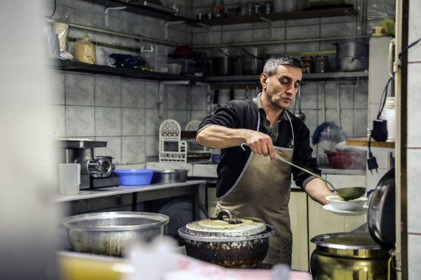 Découvrez le matériel pâtisserie : ustensiles et plateau motorisé